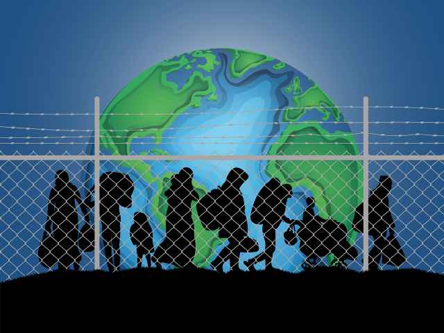Emigrantes tras una valla